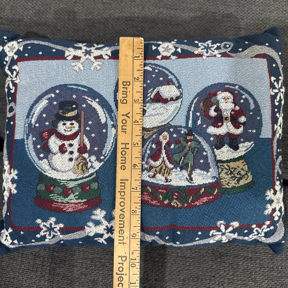 Vintage needlepoint Christmas pillow - Picture 4 of 6